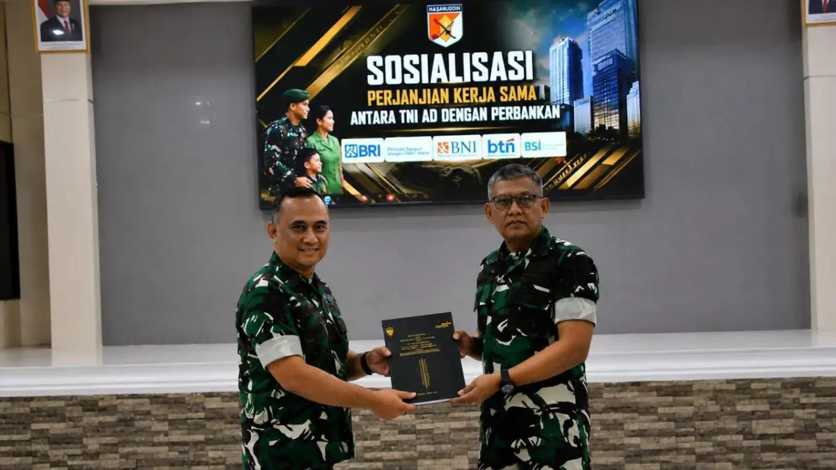 Kasdam XXIII/Palaka Wira Brigjen TNI Agus Sasmita menerima dokumen kerja sama dalam kegiatan sosialisasi layanan perbankan TNI AD dengan Bank Himbara di Aula Manggala Kodam XXIII/Palaka Wira, Palu, Kamis (13/8/2026).