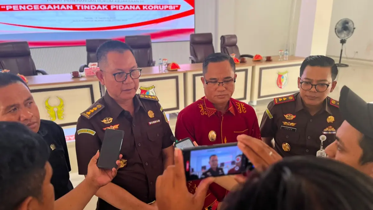 Kepala Bidang Penerangan dan Penyuluhan Hukum Puspenkum Kejaksaan Agung RI, Dr. Aliansyah bersama jajaran Puspenkum, termasuk Hadi Riyanto, Wakil Bupati Sigi, Samuel Pongi dan Kejari Sigi Irwan Suganda.
