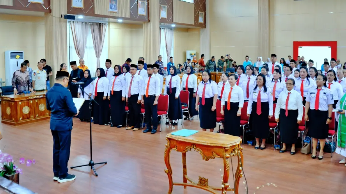 LANTIK: Bupati Morowali Utara Delis Julkarson Hehi memimpin pengambilan sumpah dan janji jabatan 42 Kepala Sekolah SD dan SMP di Ruang Pola Kantor Bupati, Kamis (28/8/2026). (FOTO: ISTIMEWA/RADAR PALU)