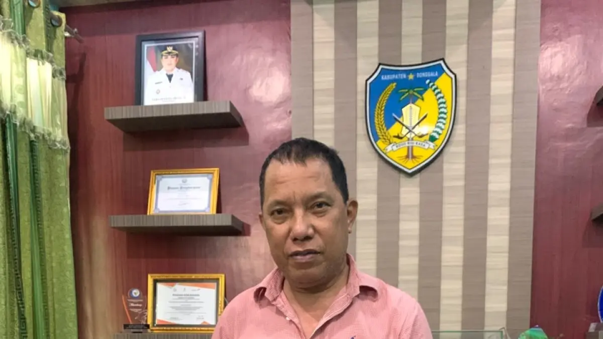 TERCATAT : Kepala Dinas Perikanan Donggala, Ali Assegaf saat memegang piagam surat pencatatan kekayaan intelektual komunal dari Kementerian Hukum.(FOTO: UJANG SUGANDA/RADAR PALU)&nbsp;