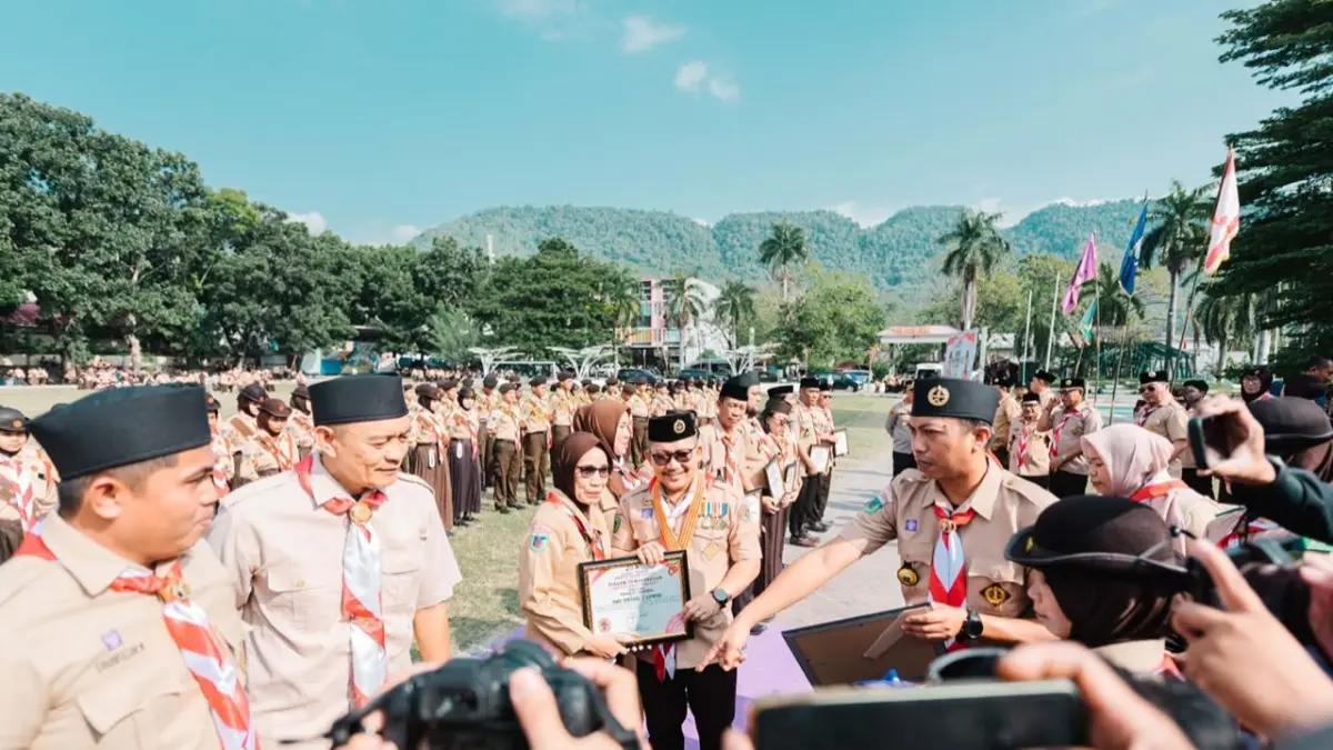 UPACARA: Bupati Banggai Amirudin memimpin Upacara Peringatan Hari Pramuka ke-65, Jumat (14/8/2026), di Alun-alun Bumi Mutiara, Luwuk.(FOTO: NENDRA PRASETYA/RADAR PALU)