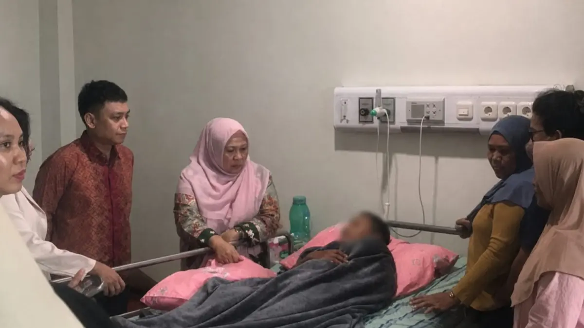 Wakil Gubernur Sulawesi Tengah Reny Lamadjido mengunjungi pasien asal Morowali Utara yang menjalani perawatan di RSUD Wahidin Sudirohusodo Makassar, Jumat (14/8/2026). FOTO: ISTIMEWA&nbsp;