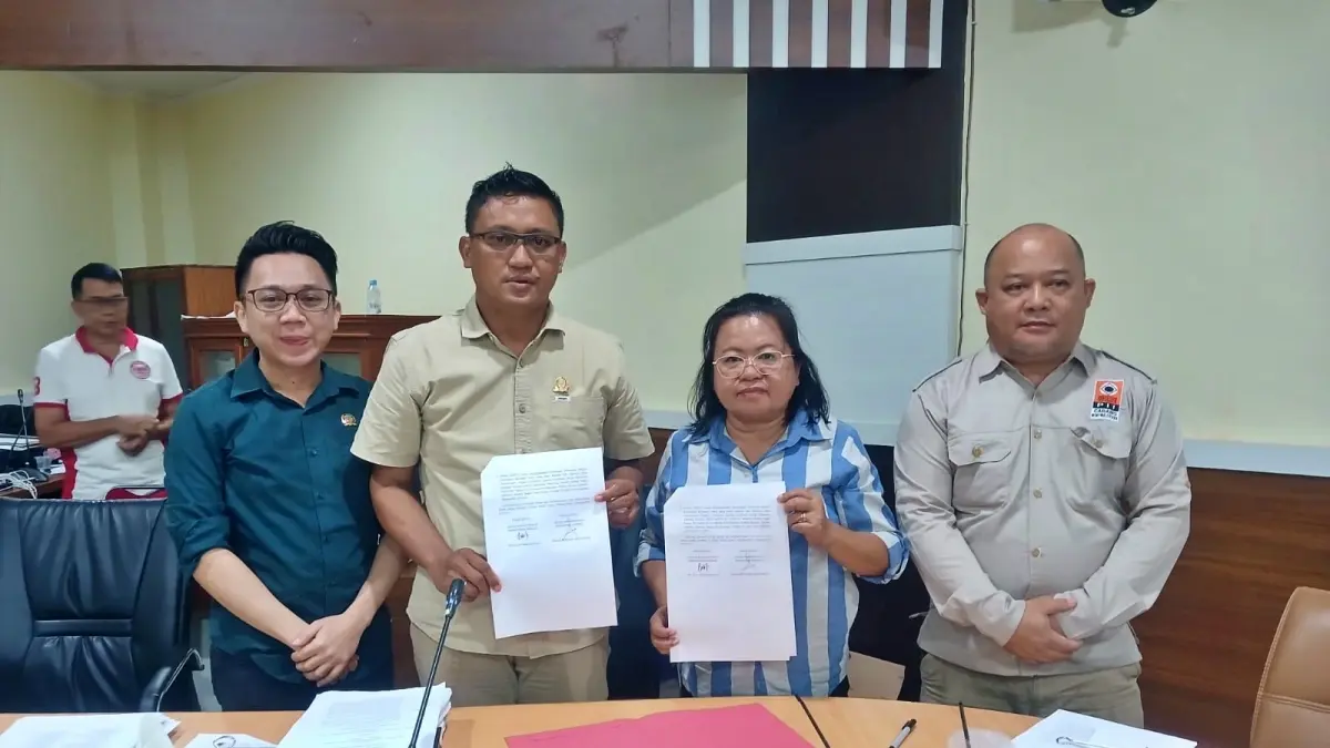 SEPAKAT: Wakil Ketua Bapemperda DPRD Morowali Utara Arman Purnama Marunduh bersama Kabag Hukum Setkab Morowali Utara Betsy Pombalawo masing-masing memegang bertia acara pembahasan revisi RTRW Morowali Utara 2026-2046, Jumat (14/8/2026). (FOTO: ISTIMEWA/RADAR PALU)