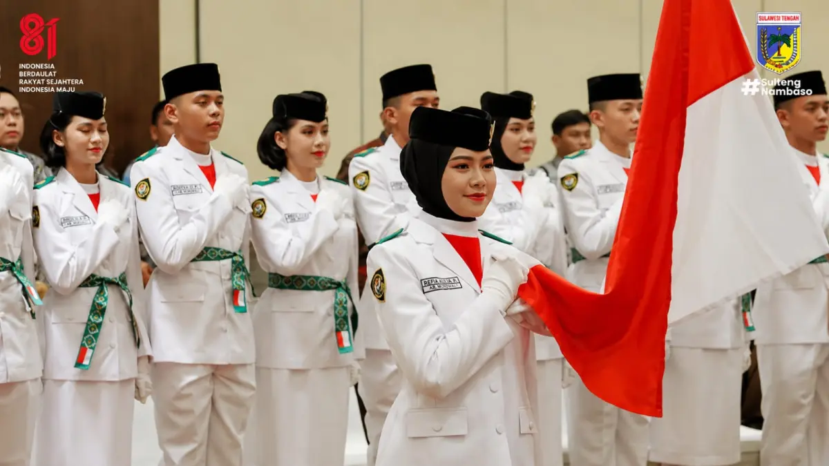 Anggota Paskibraka Sulawesi Tengah 2026 sematkan Sang Merah Putih di dada dalam prosesi pengukuhan di Hotel Santika Palu, Sabtu (15/8/2026). Mereka akan bertugas pada upacara HUT ke-81 Kemerdekaan RI, 17 Agustus mendatang. FOTO: TANGKAPAN LAYAR YOUTUBE DISKOMINFOSANTIK SULTENG&nbsp;