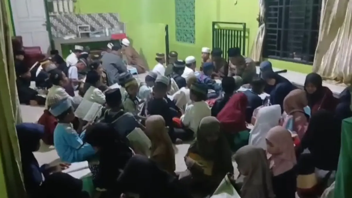Di tengah tugas sebagai anggota Polri, Aipda Andi Yusnar memilih mengabdikan diri lewat pendidikan Al-Qur