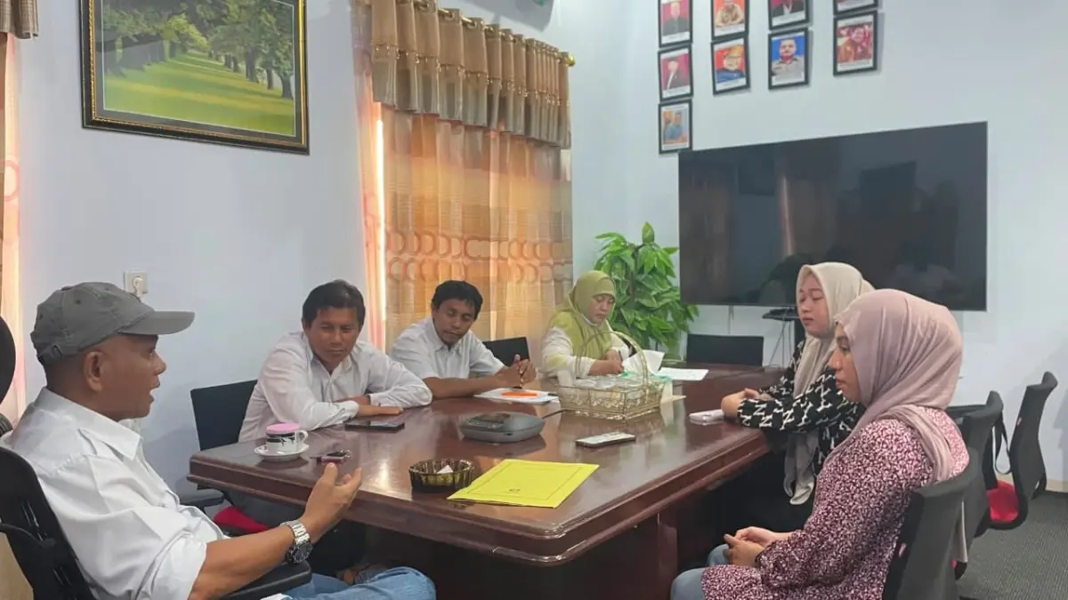 KOORDINASI: Koordinasi antara Kepala KUA Apamana Ko]ta, dengan Pengurus Cabang Fatayat NU Touna, berlangsung di ruang kerja Kakan Kemenag Touna, Jumat (14/8/2026).(FOTO: HERIYANTO LIMAHU/RADAR PALU)