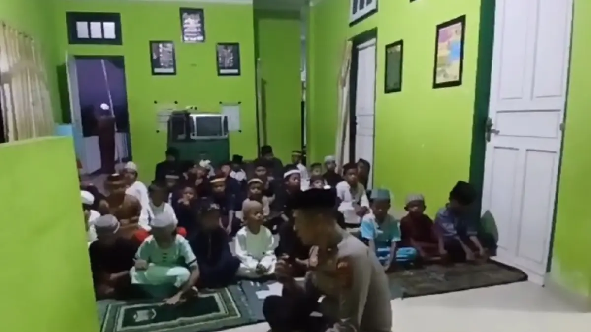 Para santri sebelum memulai mengaji diawali dengan salat magrib berjamaah diimami langsung Aipda Andi Yusnar. (Ist)