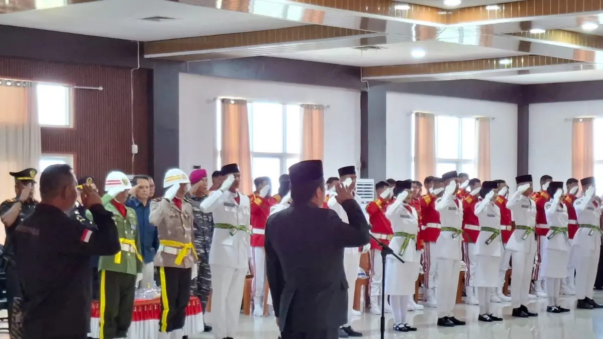 PENGUKUHAN: Wabup Buol, Moh. Nasir Daimaroto memimpin pengukuhan anggota Paskibraka, didampingi jajaran Forkopimda Kabupaten Buol, Sekretaris Kabupaten, para Asisten, Staf Ahli Bupati, serta jajaran pimpinan OPD.(FOTO: DINAS KOMINFO BUOL/RADAR PALU).