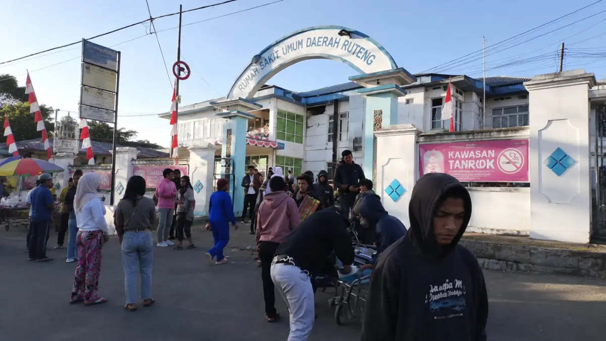 Warga berkumpul di depan RSUD Ruteng setelah gempa kuat mengguncang wilayah NTT, Sabtu (15/8). Gempa tersebut turut berdampak pada sistem kelistrikan di sejumlah wilayah. FOTO: ISTIMEWA