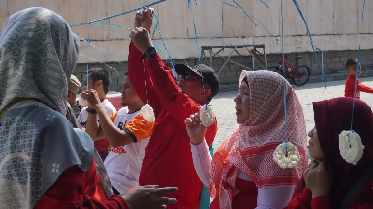 APRESIASI: Ketua Fraksi PKS DPRD Sulteng, Hj Wiwik Jumatul Rofi’ah, memberikan apresiasi terhadap pelaksanaan Gebrak 17 Garuda Keadilan Sulawesi Tengah yang digelar dalam rangka memeriahkan HUT ke-81 Republik Indonesia, Ahad (16/8/2026).(FOTO: HUMAS FRAKSI PKS DPRD SULTENG/RADAR PALU).