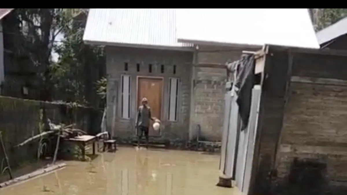 Banjir merendam rumah warga di Kecamatan Kasimbar, Kabupaten Parigi Moutong, Minggu (16/8/2026), setelah hujan deras menyebabkan debit sungai meningkat dan meluap ke permukiman.