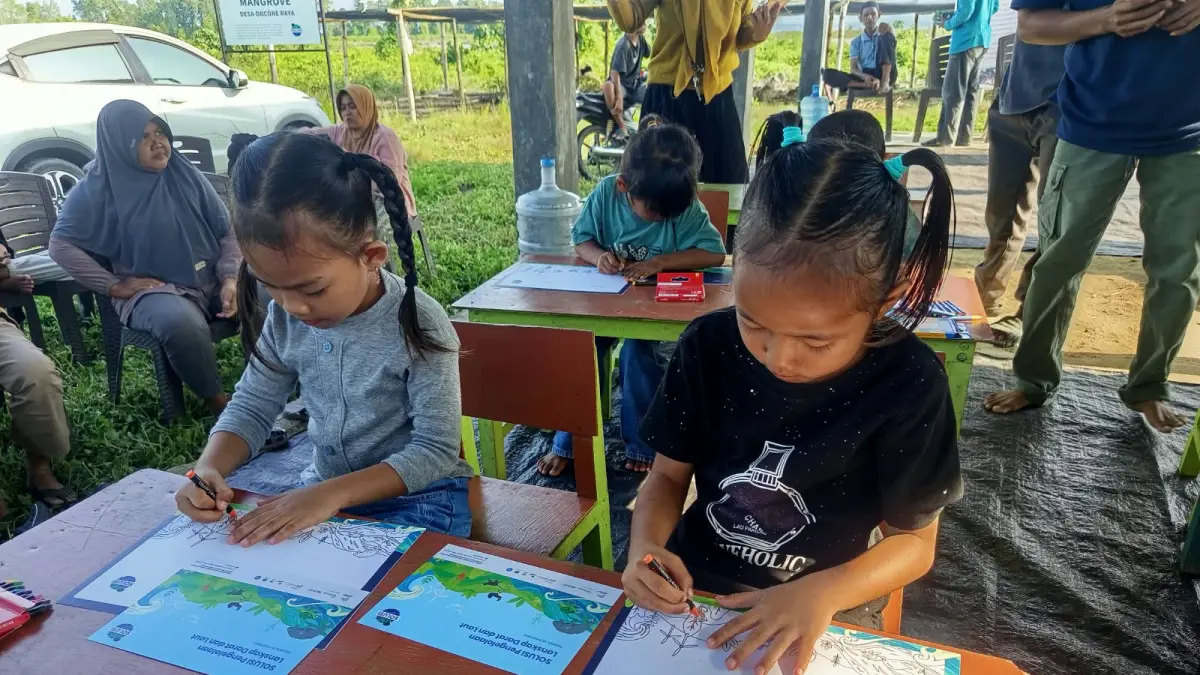 EDUKASI LINGKUNGAN: Anak-anak mengikuti lomba mewarnai bertema lingkungan dalam rangka memeriahkan HUT ke-81 RI di Desa Oncone, Kecamatan Tinombo Selatan, Parigi Moutong, Sabtu (16/8/2026). FOTO: ROA