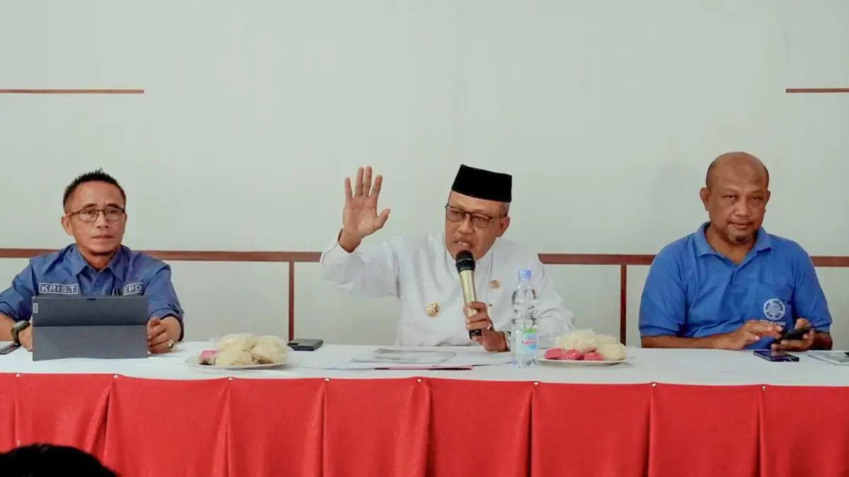 EVALUASI: Wabup Morut Djira Kendjo menginstruksikan seluruh perangkat daerah bekerja lebih baik saat memimpin rapat di Ruang Rapat Bappelitbangda, Jumat (14/8/2026). (FOTO: ISTIMEWA/RADAR PALU)