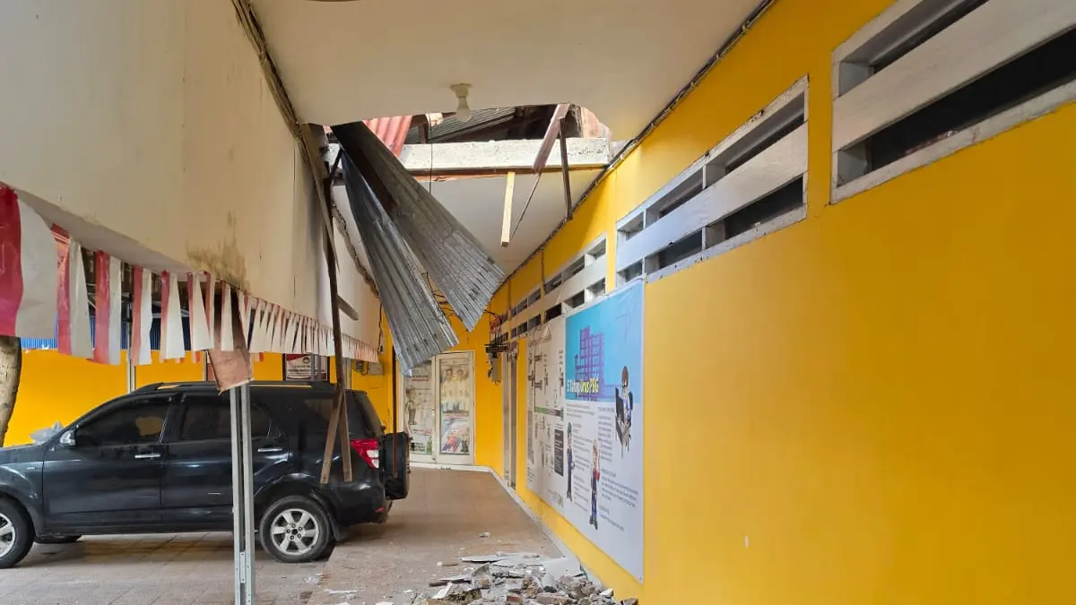 Kondisi bangunan Kantor Dinas PU Kabupaten Parigi Moutong yang mengalami kerusakan pada bagian plafon, dinding, dan kuda-kuda setelah diguncang gempa M6,2, Minggu (16/8). Foto.BPBD