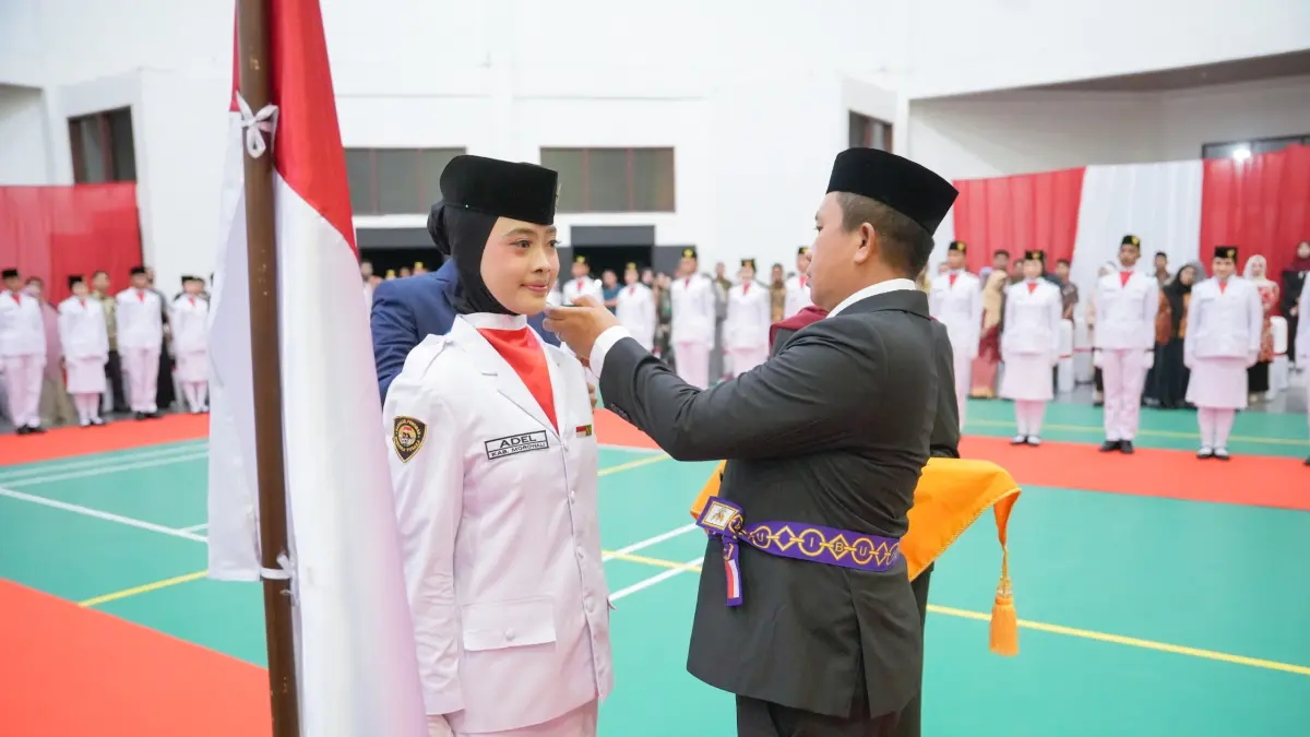KUKUHKAN: Bupati Morowali Iksan Baharudin Abdul Rauf, mengukuhkan Paskibraka Kabupaten Morowali.(FOTO: SUPRIYONO/RADAR PALU)