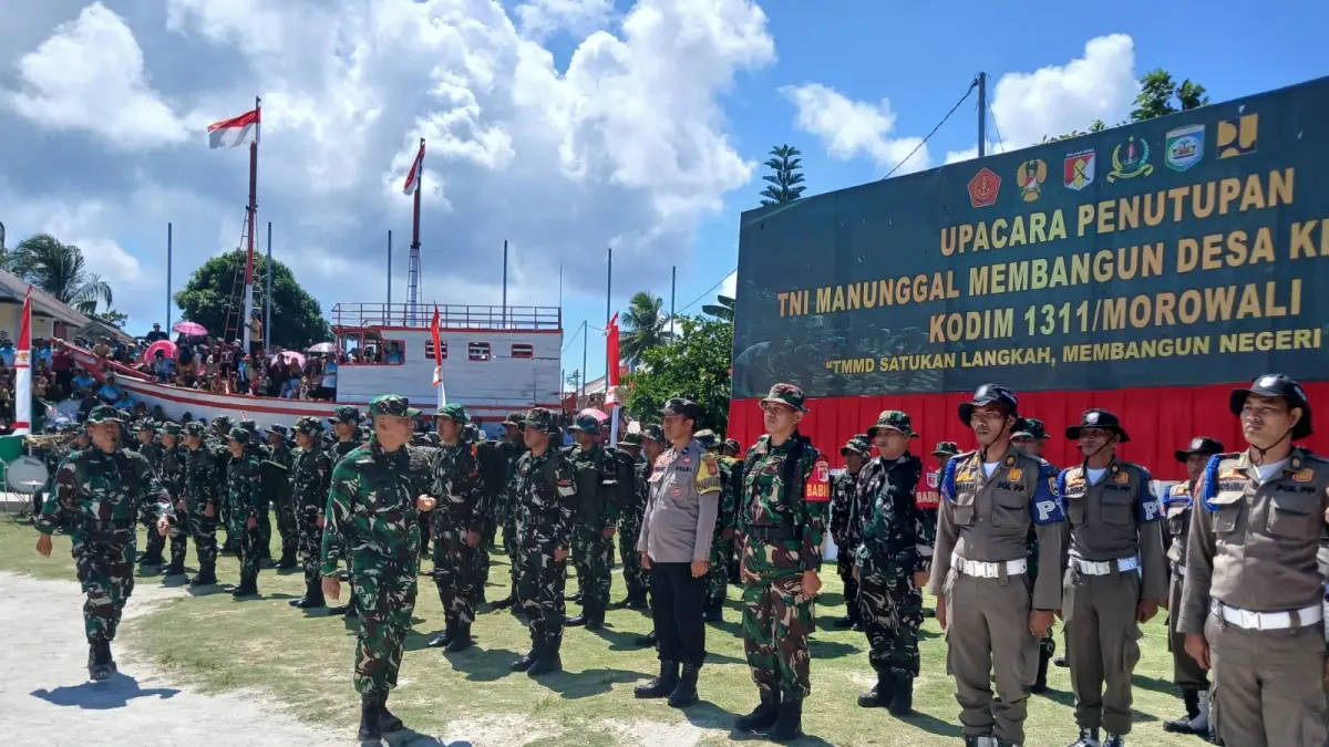 MENUTUP: Pangdam XXIII Palaka Wira Mayjen TNI Jonathan Binsar Parluhutan Sianipar, sedang memeriksa pasukan, dan secara resmi menutup TMMD ke-129 tahun 2026.(FOTO: SUPRIYONO/RADAR PALU).