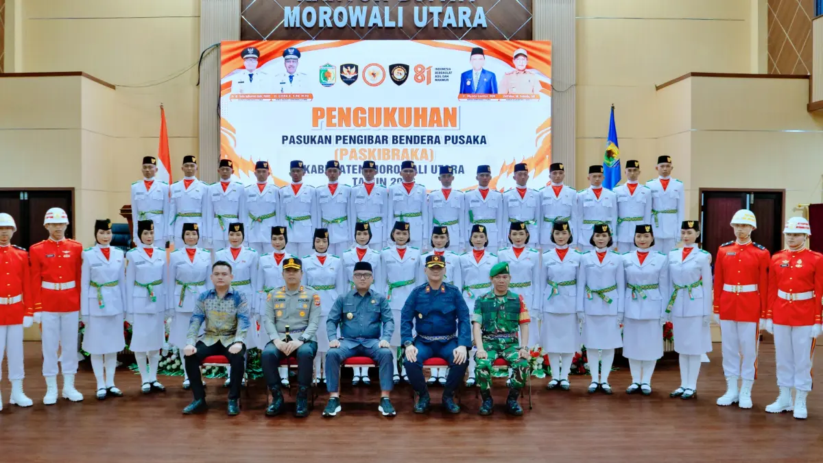 RESMI: Sebanyak 30 anggota Paskibraka Morowali Utara (Morut) siap bertugas pada upacara peringatan HUT ke-81 Kemerdekaan Republik Indonesia usai pengukuhan di Ruang Pola Kantor Bupati Morut, Jumat (14/8/2026). (FOTO: ISTIMEWA/RADAR PALU)