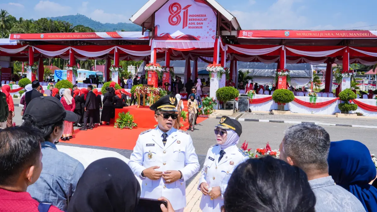 BERI KETERANGAN PERS: Bupati Morowali Iksan Baharudin Abdul Rauf, didampingi Wabup Morowali Iriane Iliyas, saat memberikan keterangan pers kepada awak media.(FOTO: SUPRIYONO/RADAR PALU).