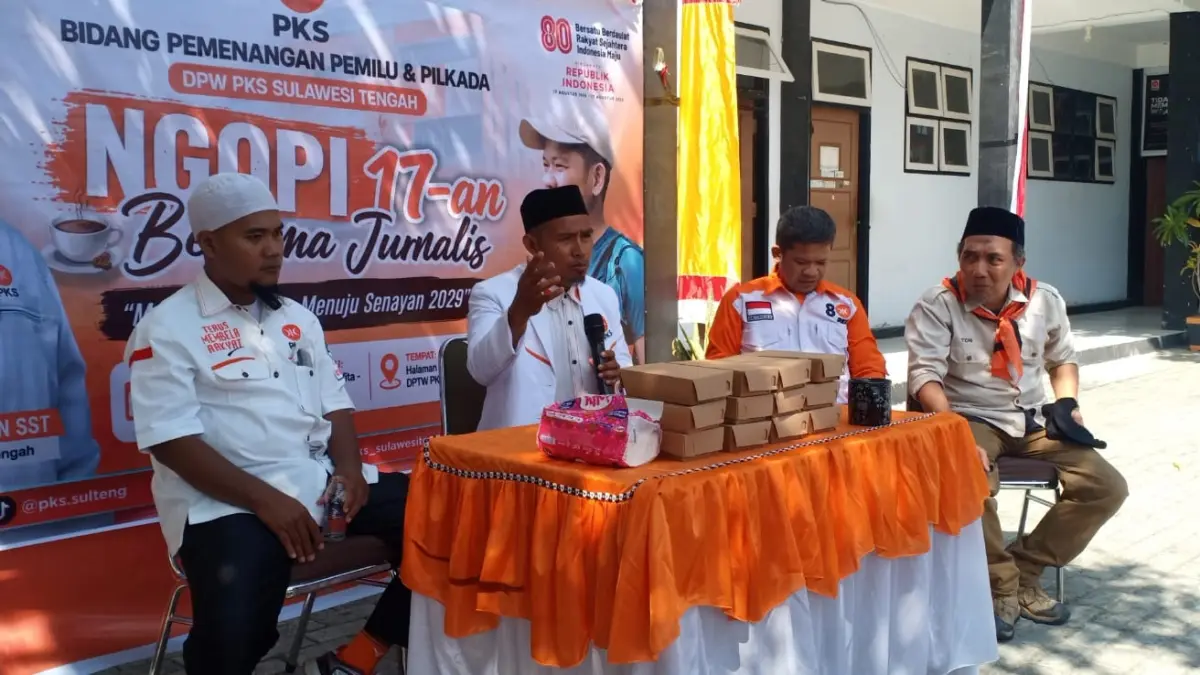 DISKUSI: DPW PKS Sulteng menggelar diskusi ngopi 17-an, usai melaksanakan upacara memeringati Hari Kemerdekaan Republik Indonesia ke 81, di pelataran kantor DPW PKS Sulteng, Jln. Sisingamangaraja Palu, Senin (17/008/2026).(FOTO: MUCHSIN SIRADJUDIN/RADAR PALU).