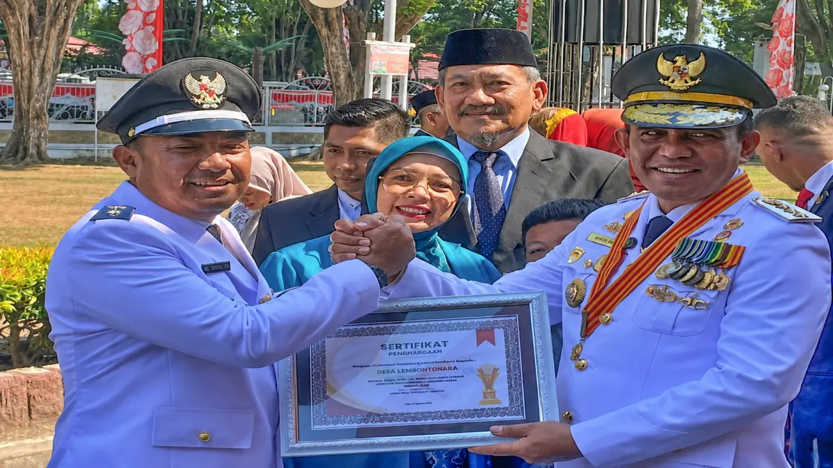 JUARA: Gubernur Sulteng Anwar Hafid menyerahkan sertifikat penghargaan kepada Kepala Desa Lembontonara Mohammad Sobirin setelah Lembontonara berhasil jauara pertama lomba Desa Suawesi Tengah 2026, Senin (17/8/2026). (FOTO: ISTIMEWA/RADAR PALU)