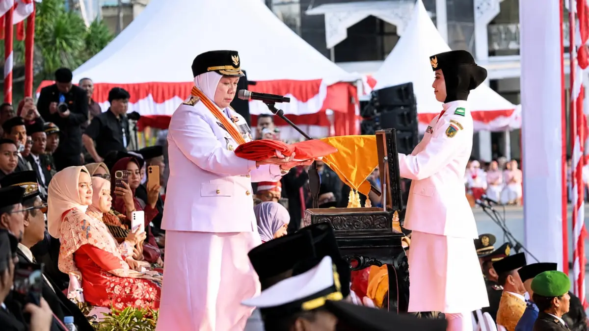 Paskibraka Sulawesi Tengah menjalankan prosesi penurunan Sang Saka Merah Putih pada upacara HUT ke-81 RI di Palu, Senin (17/8/2026). FOTO: BIRO ADPIM SULTENG
