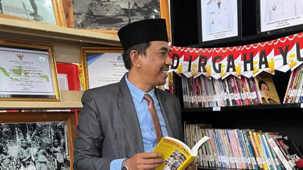 PERPUSTAKAAN: Kepala Dinas Perpustakaan Kabupaten Sigi, Imron Noor, terlihat semringah dan bahagia.(FOTO: ANGEL SUMBARA/RADAR PALU). 