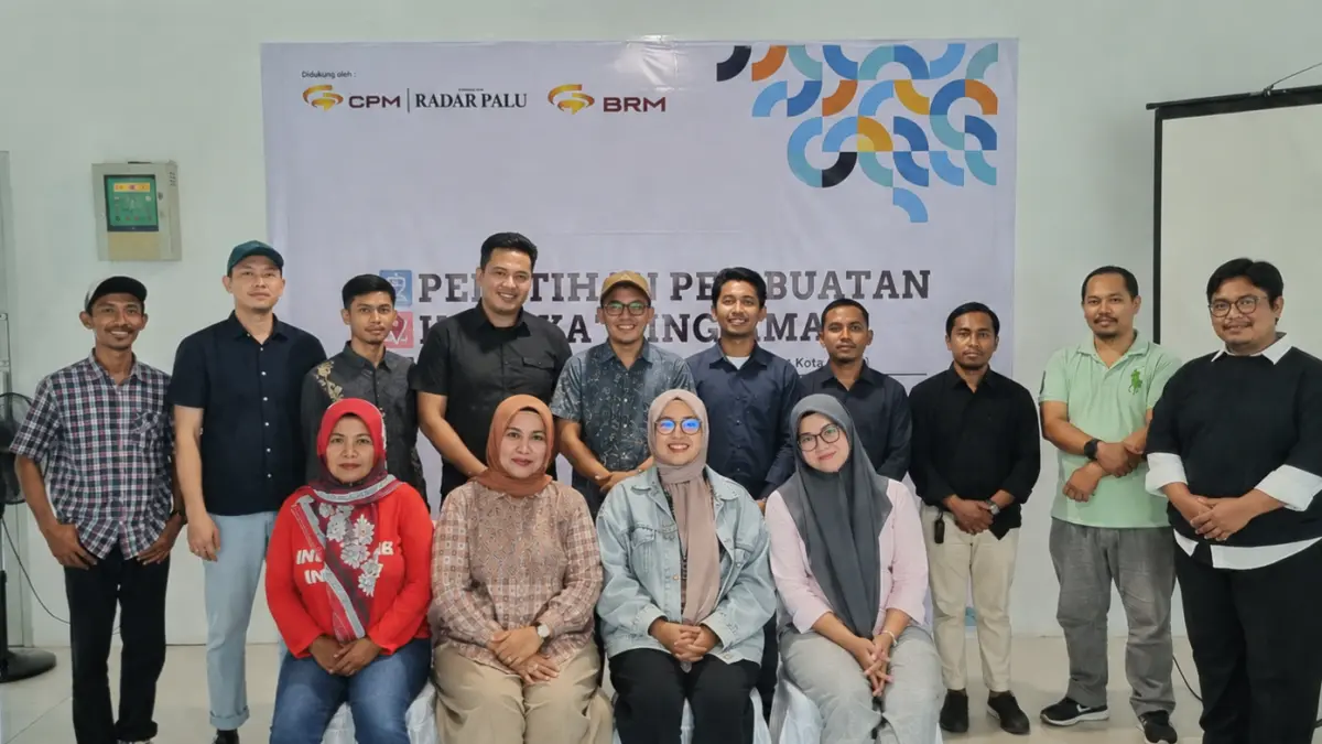 Perserta dan panitia foto bersama usia kegiatan pelatihan di Graha Pena Radar Palu Jawa Pos, Minggu (16/8/2026).(Fattahila/Radar Palu)