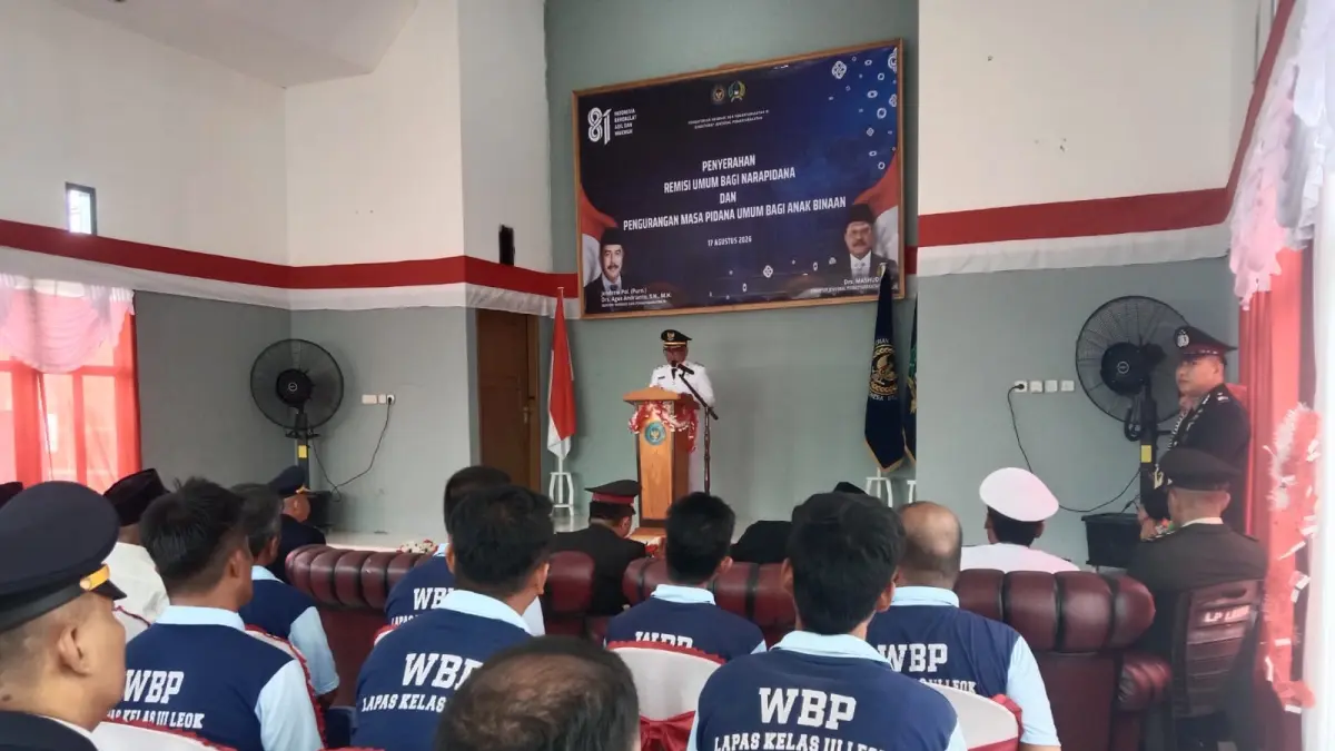 REMISI: Bupati Buol Risharyudi Triwibowo, bersama Wabup Moh. Nasir Daimaroto menjadi saksi pemberian remisi kepada warga binaan di Lapas Buol.(FOTO: ISTIMEWA/RADAR PALU).

