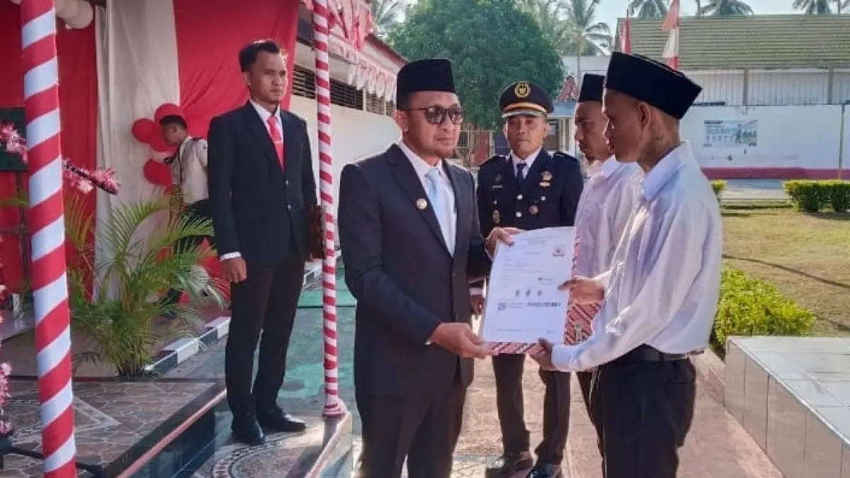 SERAHKAN: Bupati Touna, Ilham Lawidu menyerahkan remisi kepada warga binaan di hari kemerdekaan RI, di Lapas Kelas IIB Ampana, Senin (17/8/2026).(FOTO: HERIYANTO LIMAHU/RADAR PALU).&nbsp;