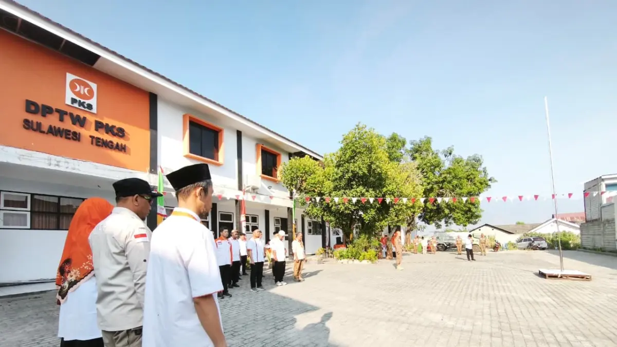 UPACARA: Jajaran DPTW PKS Sulawesi Tengah menggelar upacara peringatan HUT ke-81 Kemerdekaan Republik Indonesia, di halaman kantor DPTW PKS Sulteng, Jln. Sisingamangaraja, Kota Palu, Senin (17/8/2026).(FOTO: HUMAS PKS SULTENG/RADAR PALU).