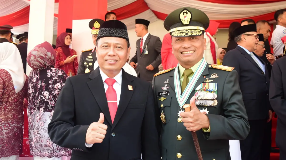 kehadiran Kepala Kanwil Kemenkum Sulteng, Rakhmat Renaldy, didampingi sang istri, Ny. Liana Rakhmat Renaldy, bersama para Kepala Divisi dan Pejabat Administrator, dalam Upacara Peringatan Hari Ulang Tahun ke-81 Kemerdekaan Republik Indonesia Tahun 2026, yang digelar di Kantor Gubernur Sulawesi Tengah, Senin (17/8/2026).