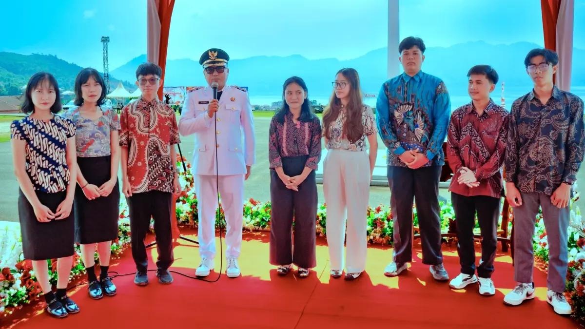 PRESTASI: Bupati Delis Julkarson Hehi memperkenalkan delapan mahasiswa Morut yang mendapat beasiswa penuh belajar teknlogi ke Tiongkok usai upacara peringatan HUT Kemerdekaan RI ke-81 di pelataran Kantor Bupati Morowali Utara, Senin (17/8/2026). (FOTO: ISTIMEWA/RADAR PALU)