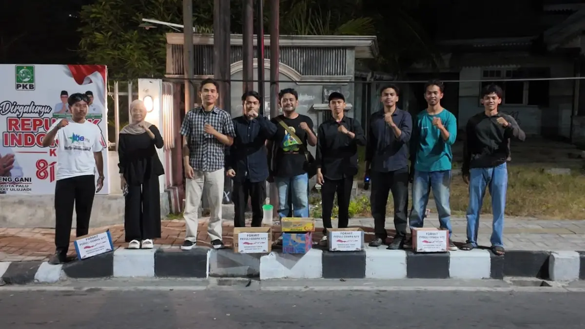 AKSI: FORMIT Sulteng, menggelar aksi penggalangan dana untuk membantu masyarakat terdampak bencana di NTT.(FOTO: ISTIMEWA/RADAR PALU).