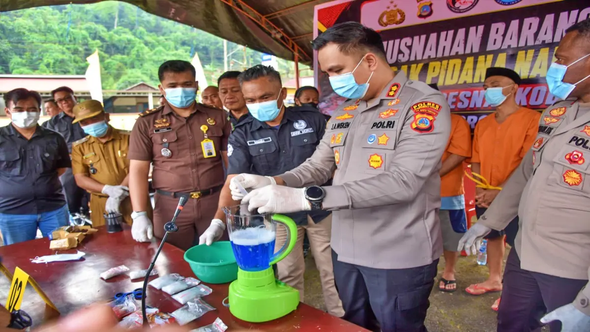 BABUK: Kapolres Morowali Utara AKBP Junaidy Anthonius Weken S.I.K mengawali pemusnahan barang bukti 366 gram shabu dari empat kasus terakhir yang terungkap, Selasa (18/8/2026). (FOTO: ISTIMEWA/RADAR PALU)