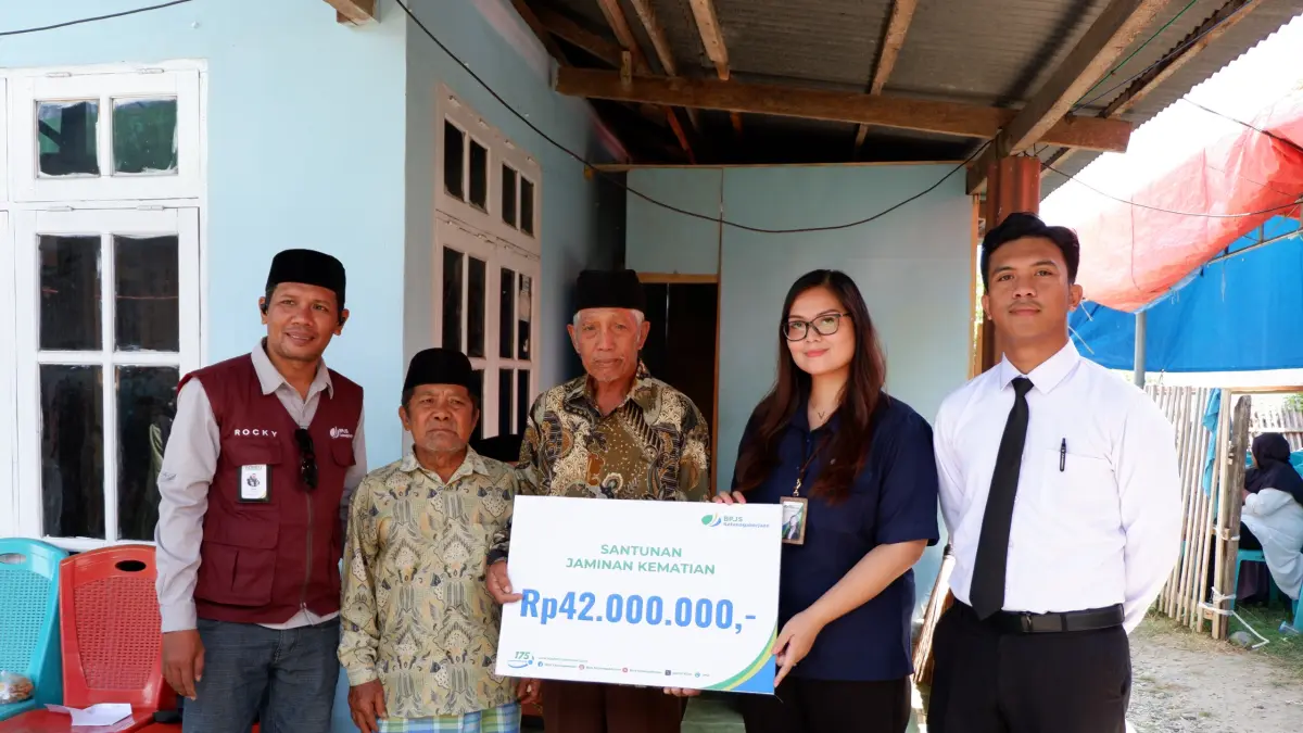 BPJS Ketenagakerjaan Cabang Palu menyerahkan santunan Jaminan Kematian (JKM) sebesar Rp42 juta kepada Lisman selaku ahli waris almarhumah Nuripa di Kelurahan Baiya, Kecamatan Tawaeli, Kota Palu. (DOK BPJS KETENAGAKERJAAN)