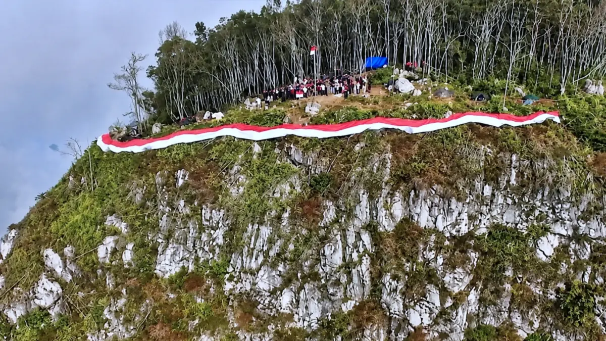 DIRGAHAYU: Bendera Merah Putih sepanjang 81 meter membentang di puncang Gunung Ponteoa, Desa Tingkeao, Kecamatan Lembo, Kabupaten Morowali Utara, Sulawesi Tengah, pada peringatan HUT ke-81 Republik Indonesia, Senin (17/8/2026). (FOTO: ISTIMEWA/RADAR PALU)
