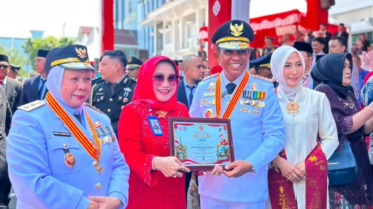 Direktur Utama Bank Sulteng Hj. Ramiyatie menerima penghargaan Juara II Lomba Kebersihan Antarperbankan se-Sulawesi Tengah yang diserahkan Gubernur Sulawesi Tengah Anwar Hafid dalam rangkaian peringatan HUT ke-81 Kemerdekaan RI, Senin (17/8/2026). FOTO: IST.