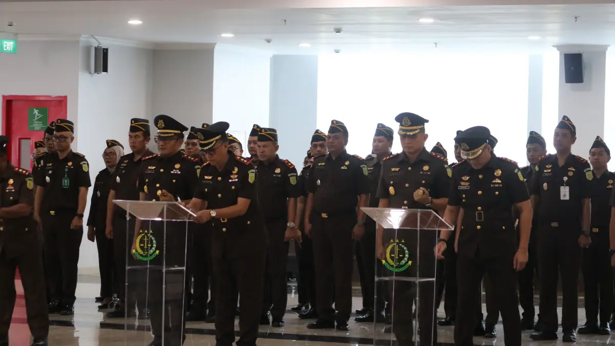 Kajati Sulawesi Tengah Zullikar Tanjung melantik tujuh pejabat baru di lingkungan Kejati Sulteng, Selasa (18/8/2026).