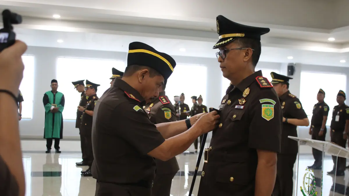 Kajati Sulawesi Tengah Zullikar Tanjung melantik tujuh pejabat baru di lingkungan Kejati Sulteng, Selasa (18/8/2026).