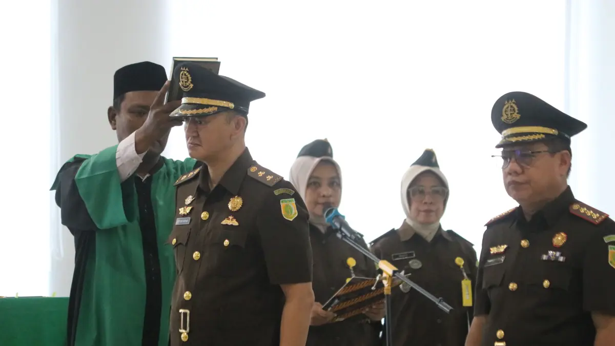 Kajati Sulawesi Tengah Zullikar Tanjung melantik tujuh pejabat baru di lingkungan Kejati Sulteng, Selasa (18/8/2026).