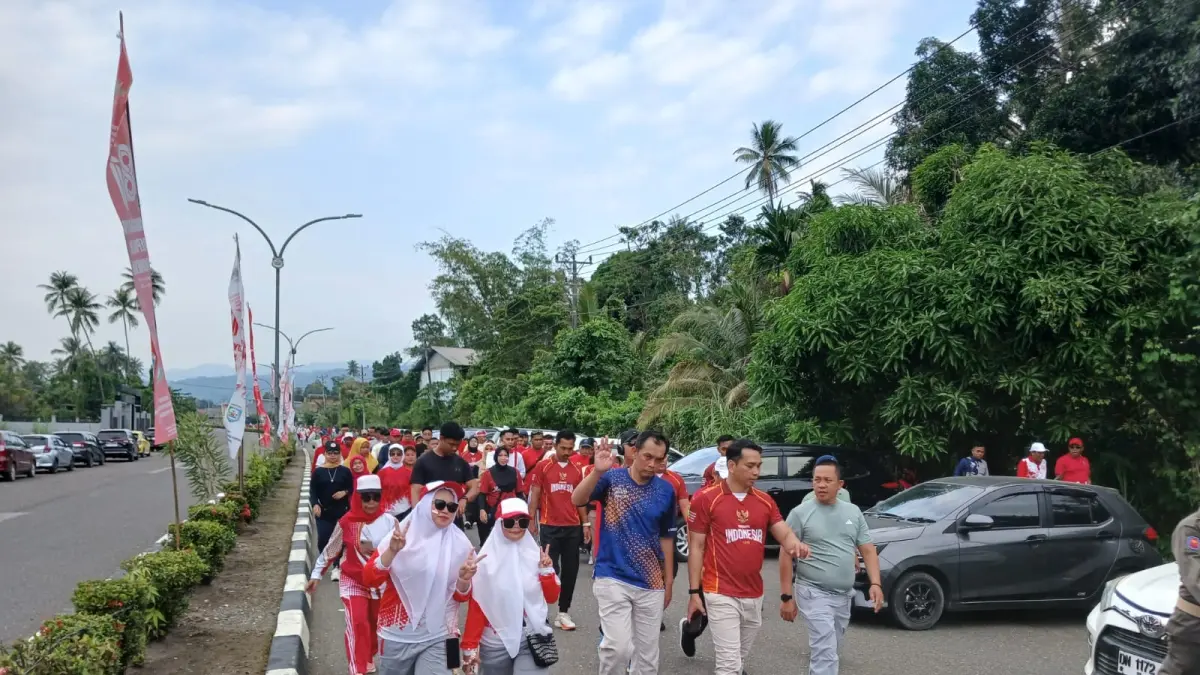 KEBERSAMAAN: Pemkab Morowali, menggelar jalan santai, untuk mempererat kebersamaan dan membangun semangat persatuan di tengah masyarakat.(FOTO: SUPRIYONO/RADAR PALU).