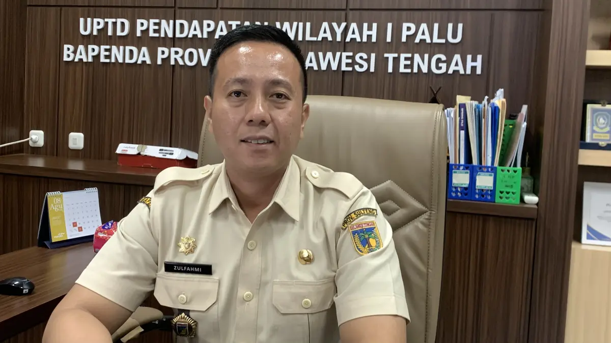 Kepala UPTD Pendapatan Wilayah I Palu, Zulfahmi saat berada di ruangannya pada Selasa (18/8/2026).(Rina/Radar Palu).