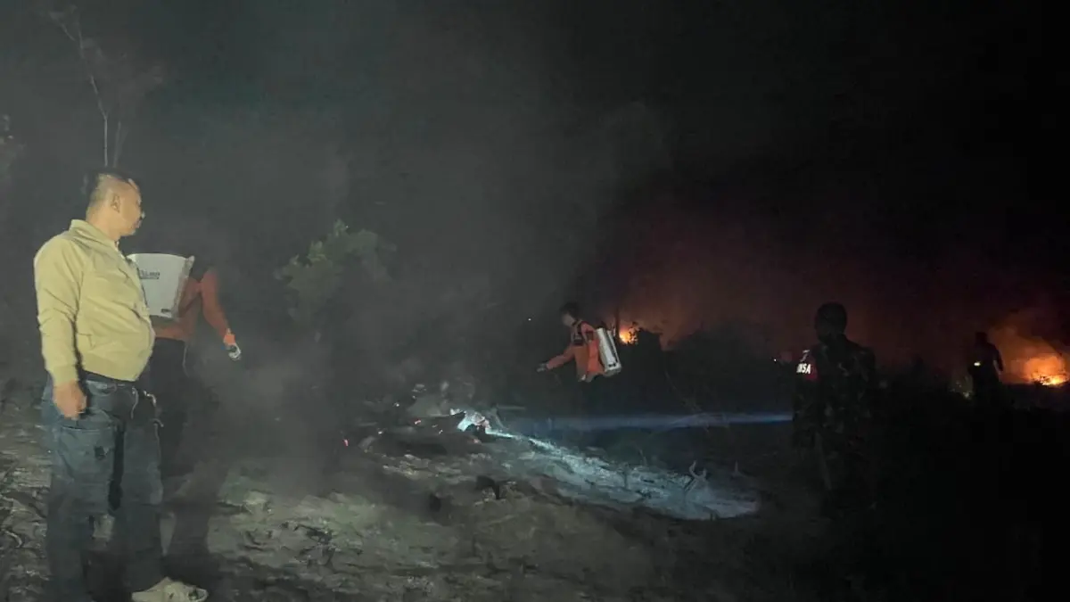 MEMANTAU: Personel TRC BPBD Banggai memantau kondisi di lapangan, serta upaya pengendalian api guna mencegah kebakaran meluas ke wilayah lainnya.(FOTO: NENDRA PRASETYA/RADAR PALU).