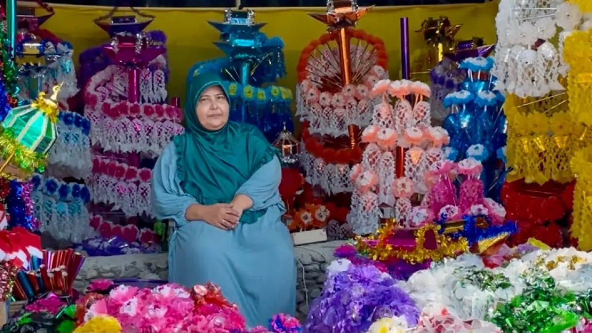 Pedagang pernak-pernik Maulid,  menunggu pembeli di lapaknya di Jalan Sis Al Jufri, Kota Palu, Selasa (18/8). Menjelang peringatan Maulid Nabi Muhammad SAW, penjualan bunga telur dan berbagai aksesori mulai ramai diminati warga. FOTO: RAFFY AKBAR