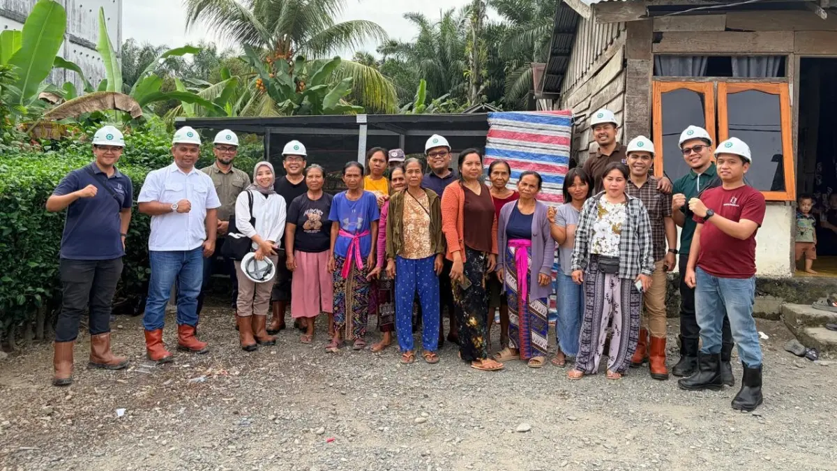 PT Mamuang bersama KP Maju Jaya. Dalam kegiatan monitoring dan pendampingan, manajemen perusahaan melihat langsung perkembangan peternakan sekaligus aktivitas pembibitan tanaman yang dilakukan kelompok.