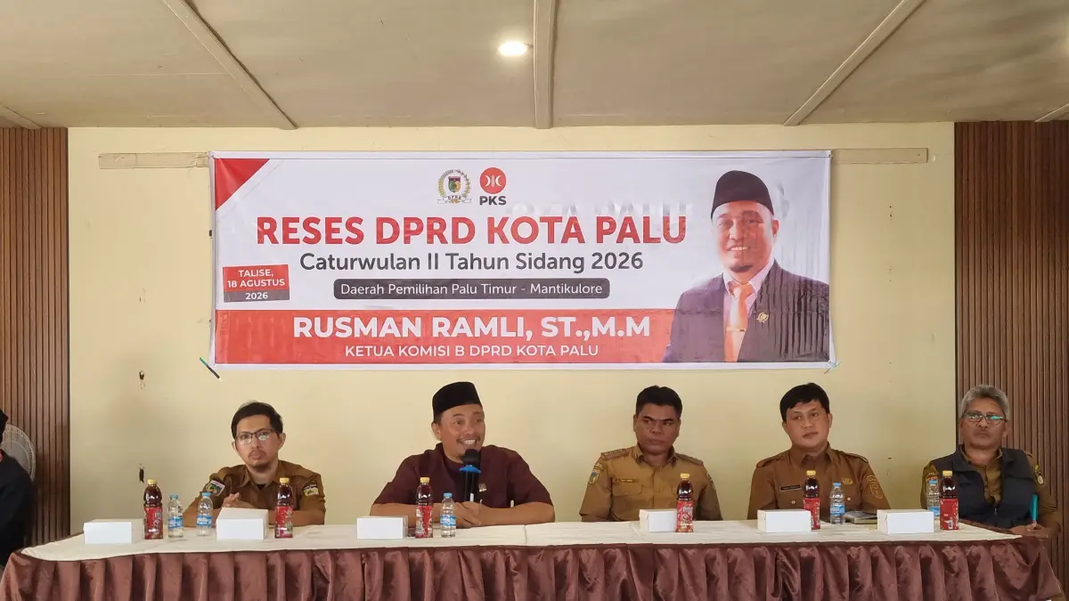 Reses DPRD Kota Palu di baruga kelurahan Talise, Ketua Komisi B Rusman Ramli. FOTO: Moh. Fathahila. 