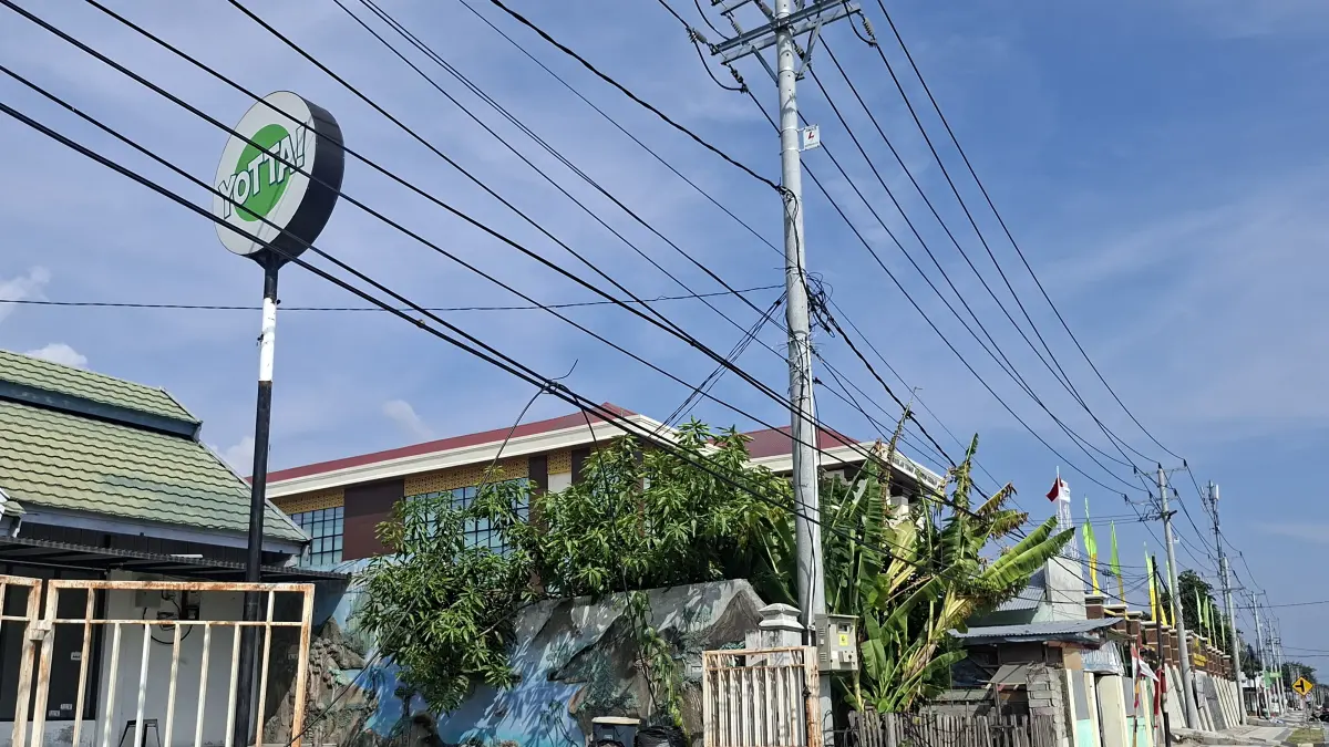 Sejumlah kabel menjuntai dan melintang di trotoar Jalan Mohammad Yamin, Kota Palu. Dinas PU akan berkoordinasi dengan Perkimtan untuk penertiban. FOTO : Annisa Tri Yusnida

&nbsp;

