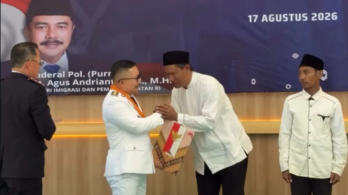 SERAHKAN: Bupati Banggai, Amirudin Tamoreka, memberikan remisi kepada warga binaan, dilaksanakan di Lapas Kelas IIB Luwuk, Senin (17/8/2026).(FOTO: NENDRA PRASETYA/RADAR PALU).