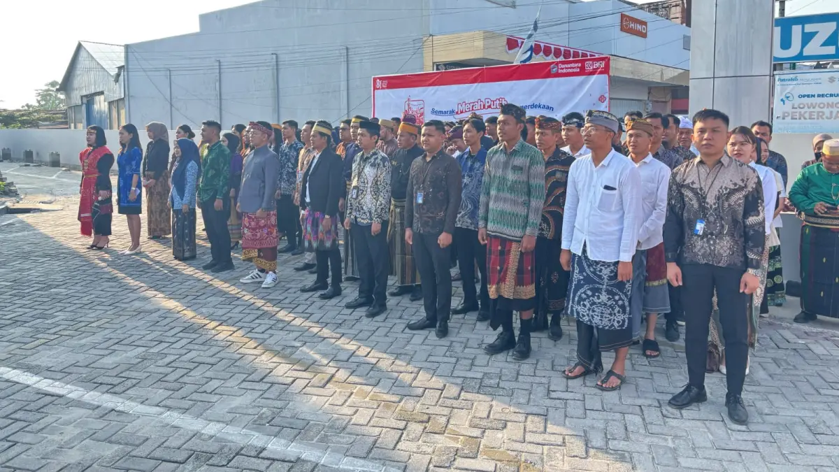 SEMANGAT KEMERDEKAAN — Sejumlah pekerja BRI Branch Office Parigi,mengikuti upacara peringatan HUT ke-81 Kemerdekaan Republik Indonesia, Senin (17/8/2026). Mengenakan busana bernuansa tradisional, para pekerja mengikuti rangkaian upacara dengan khidmat sebagai wujud semangat nasionalisme dan kebersamaan.