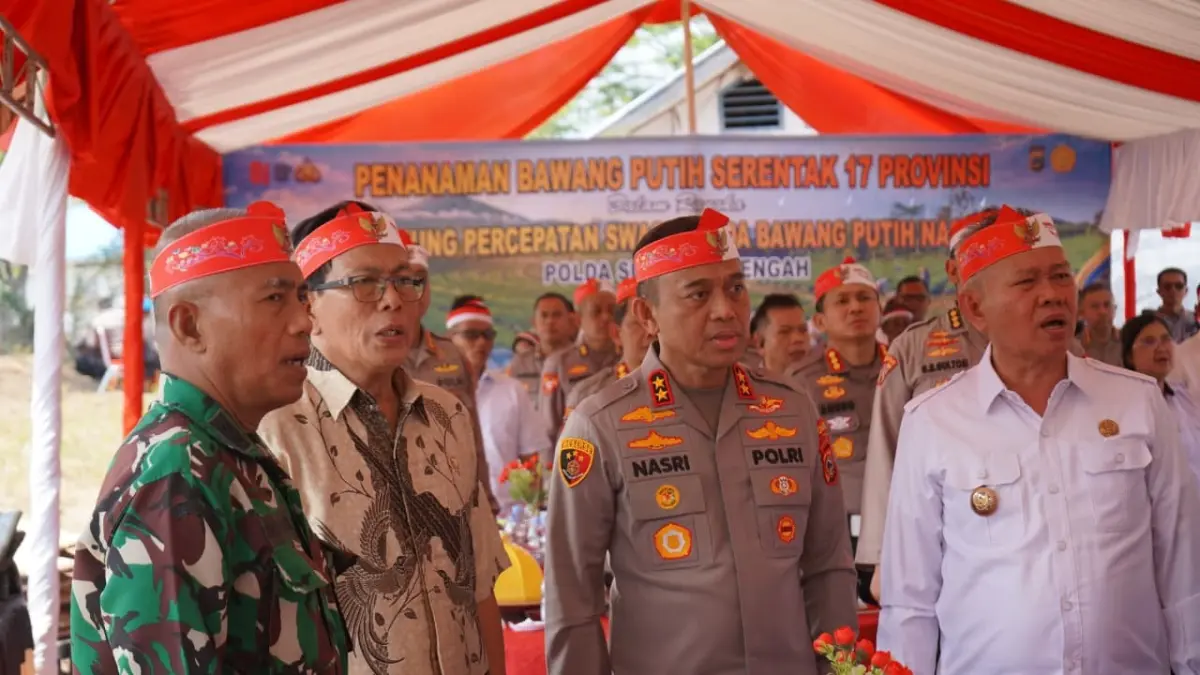 PANGAN: Ketua Komisi I DPRD Sulteng, Bartholomeus Tandigala, menghadiri penanaman bawang putih serentak dalam rangka mendukung percepatan swasembada bawang putih nasional, yang dipusatkan di Desa Oloboju, Kecamatan Sigi Kota, Kabupaten Sigi.(FOTO: HUMAS DPRD SULTENG/RADAR PALU).